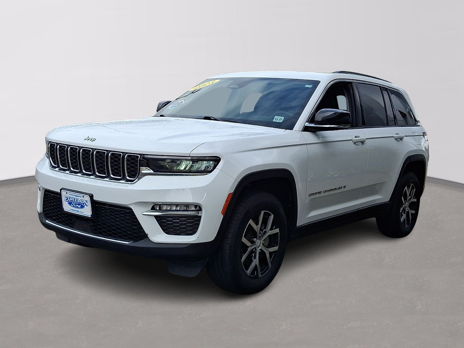 Used 2023 Jeep Grand Cherokee Limited AWD/4WD image 3