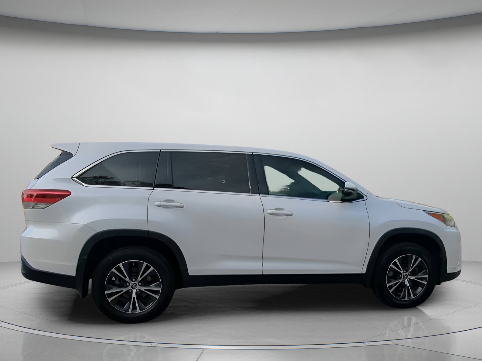 Used 2019 Toyota Highlander LE FWD image 31