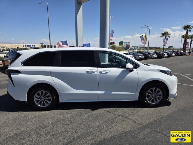 Used 2025 Toyota Sienna LE FWD image 8
