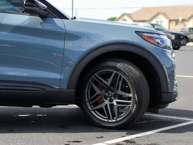 Certified 2025 Ford Explorer ST AWD/4WD image 9