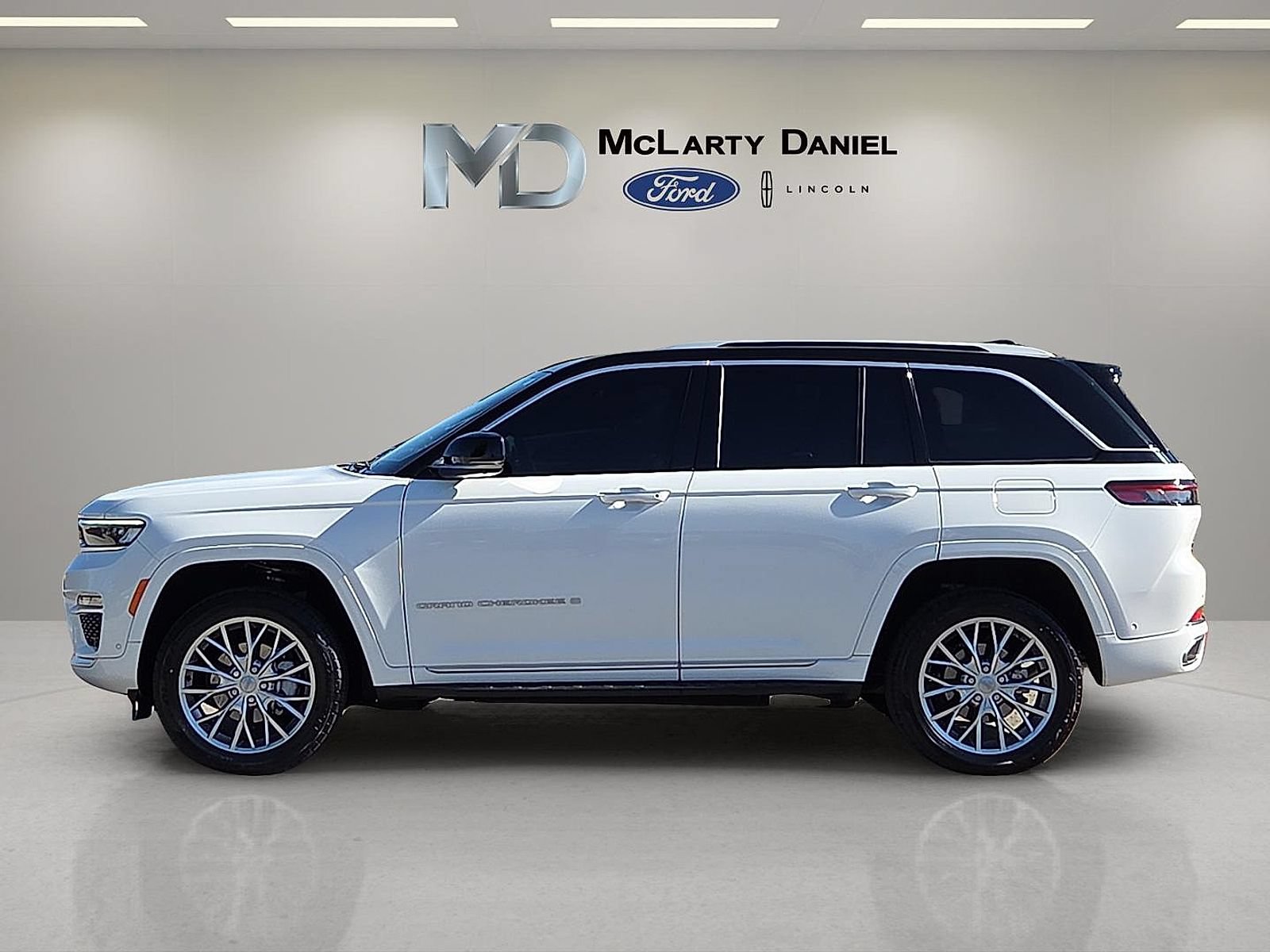 Used 2023 Jeep Grand Cherokee Summit w/ Adv Protech Group IV AWD/4WD image 3