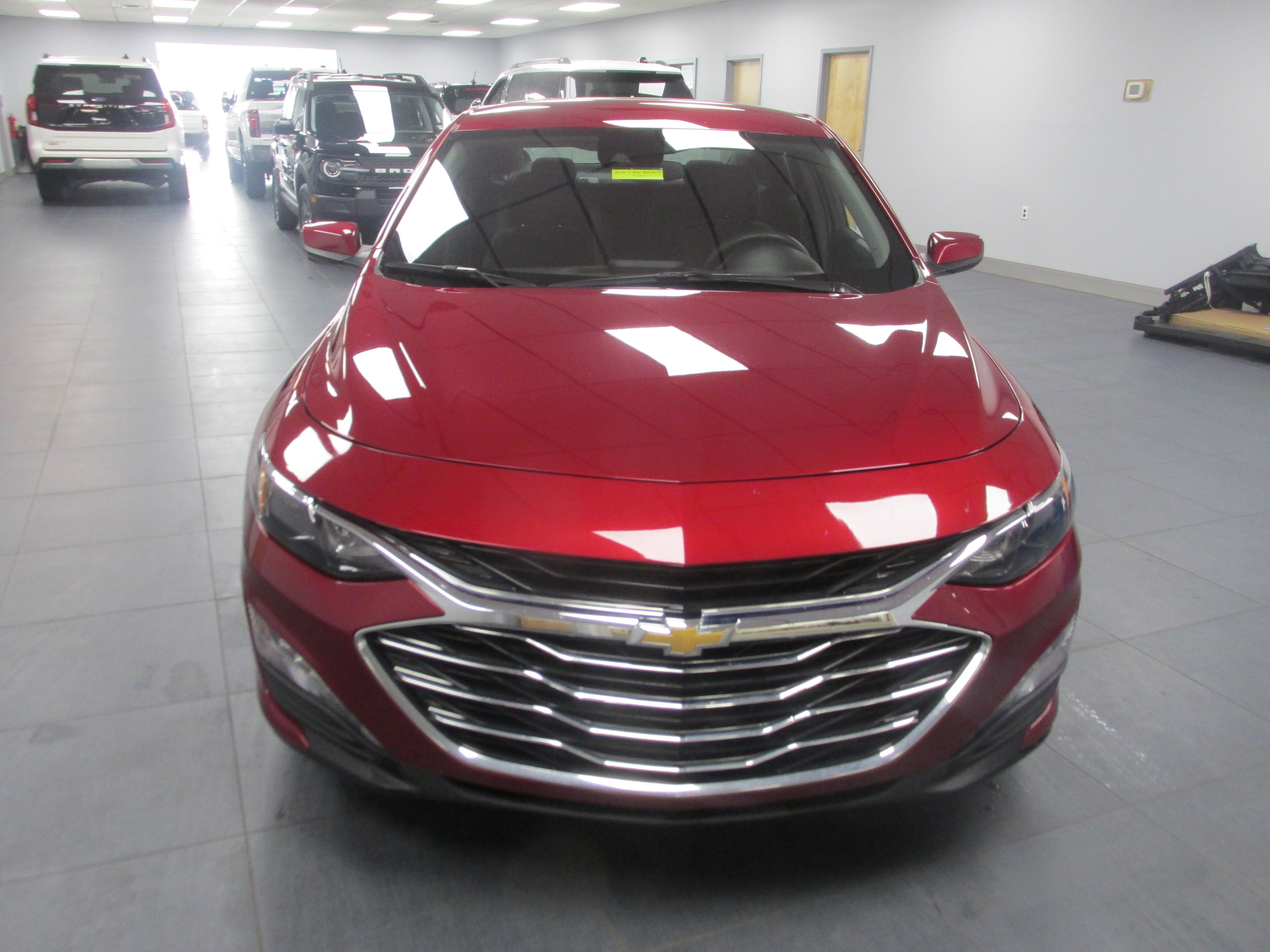 Used 2025 Chevrolet Malibu LT FWD image 2
