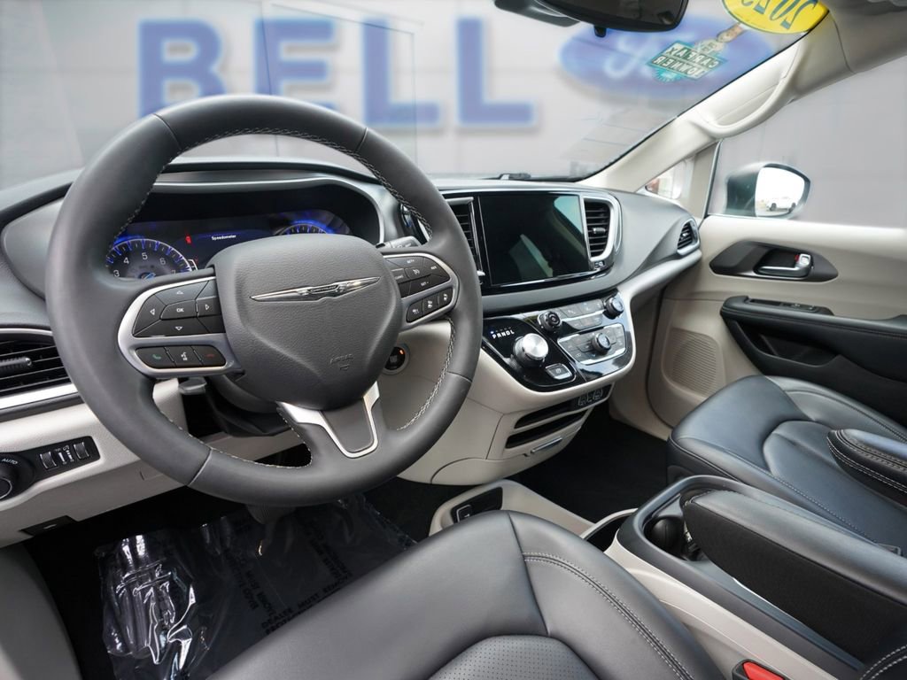 Used 2023 Chrysler Pacifica Touring-L FWD image 11