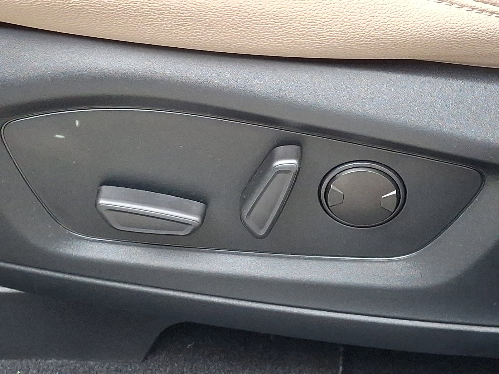 Certified 2021 Ford Explorer XLT w/ Equipment Group 202A image 19