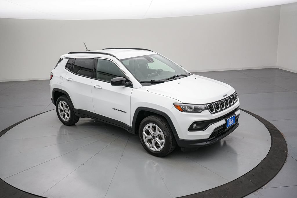 Used 2025 Jeep Compass Latitude AWD/4WD image 2