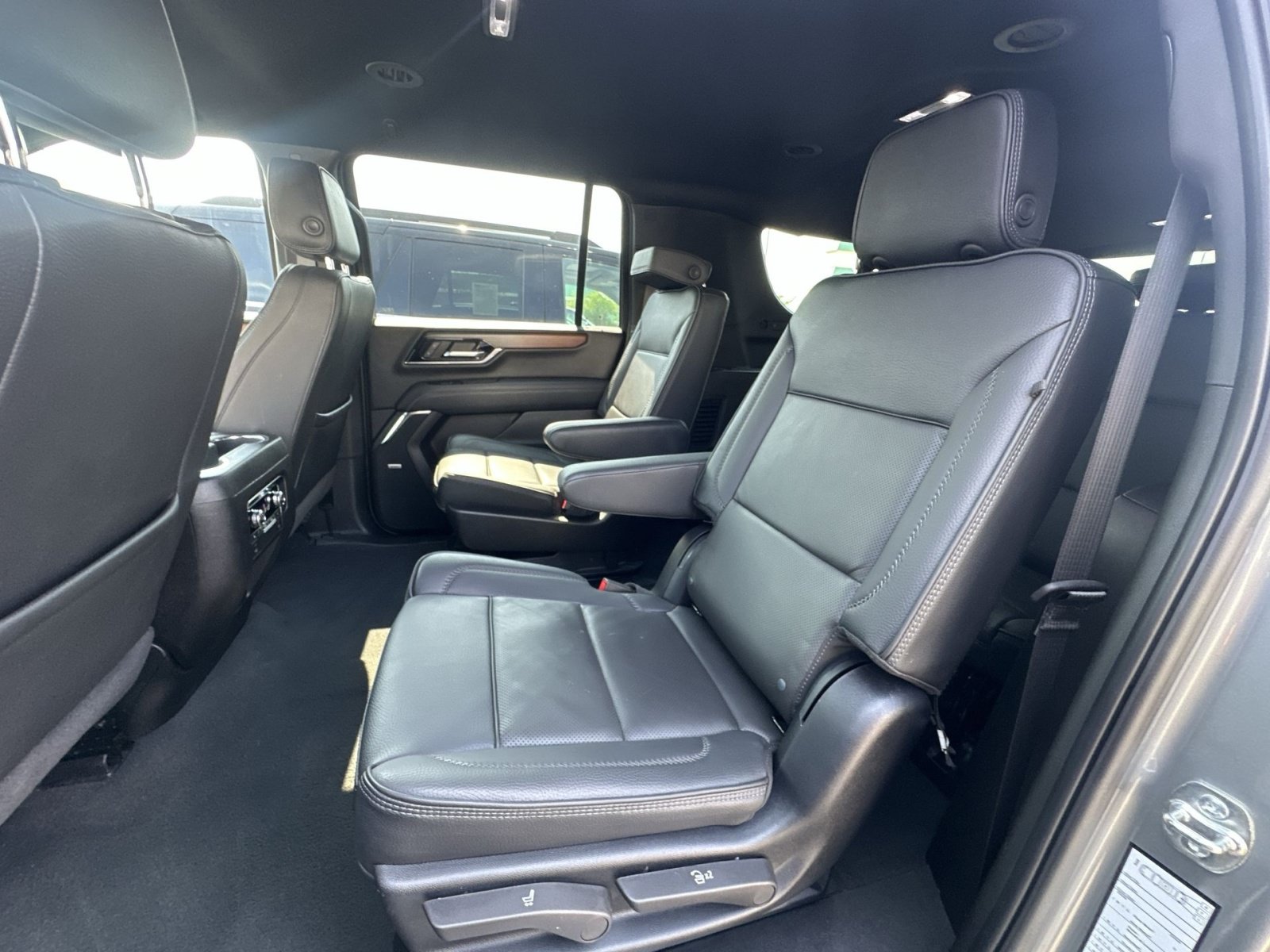 Used 2025 GMC Yukon XL Denali AWD/4WD image 32