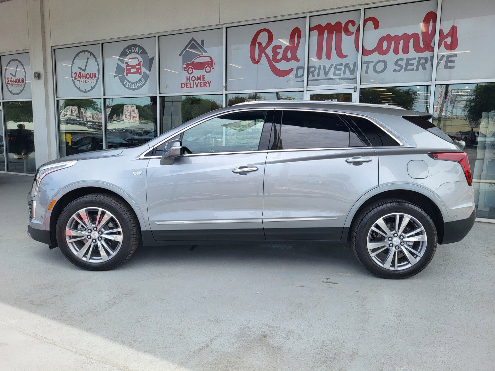Used 2025 Cadillac XT5 Premium Luxury w/ Technology Package FWD image 2
