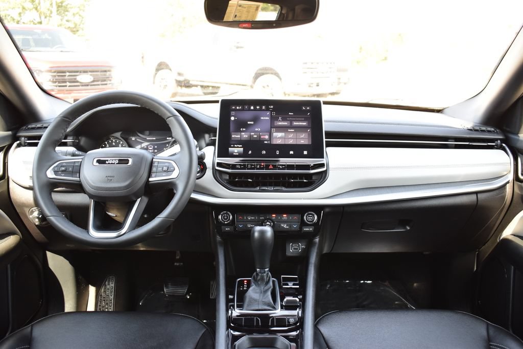 Used 2025 Jeep Compass Limited AWD/4WD image 15