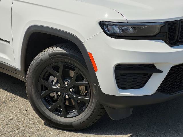 Used 2024 Jeep Grand Cherokee Altitude AWD/4WD image 9