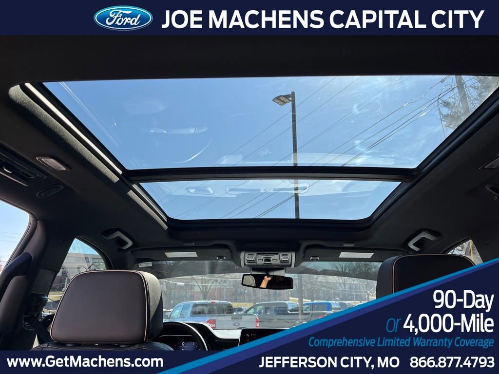 Used 2024 GMC Yukon SLT w/ SLT Luxury Package image 11