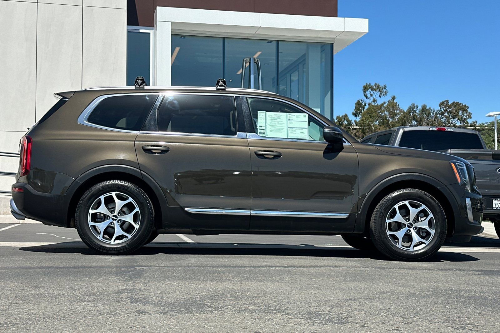 Used 2022 Kia Telluride EX w/ Towing Package FWD image 2