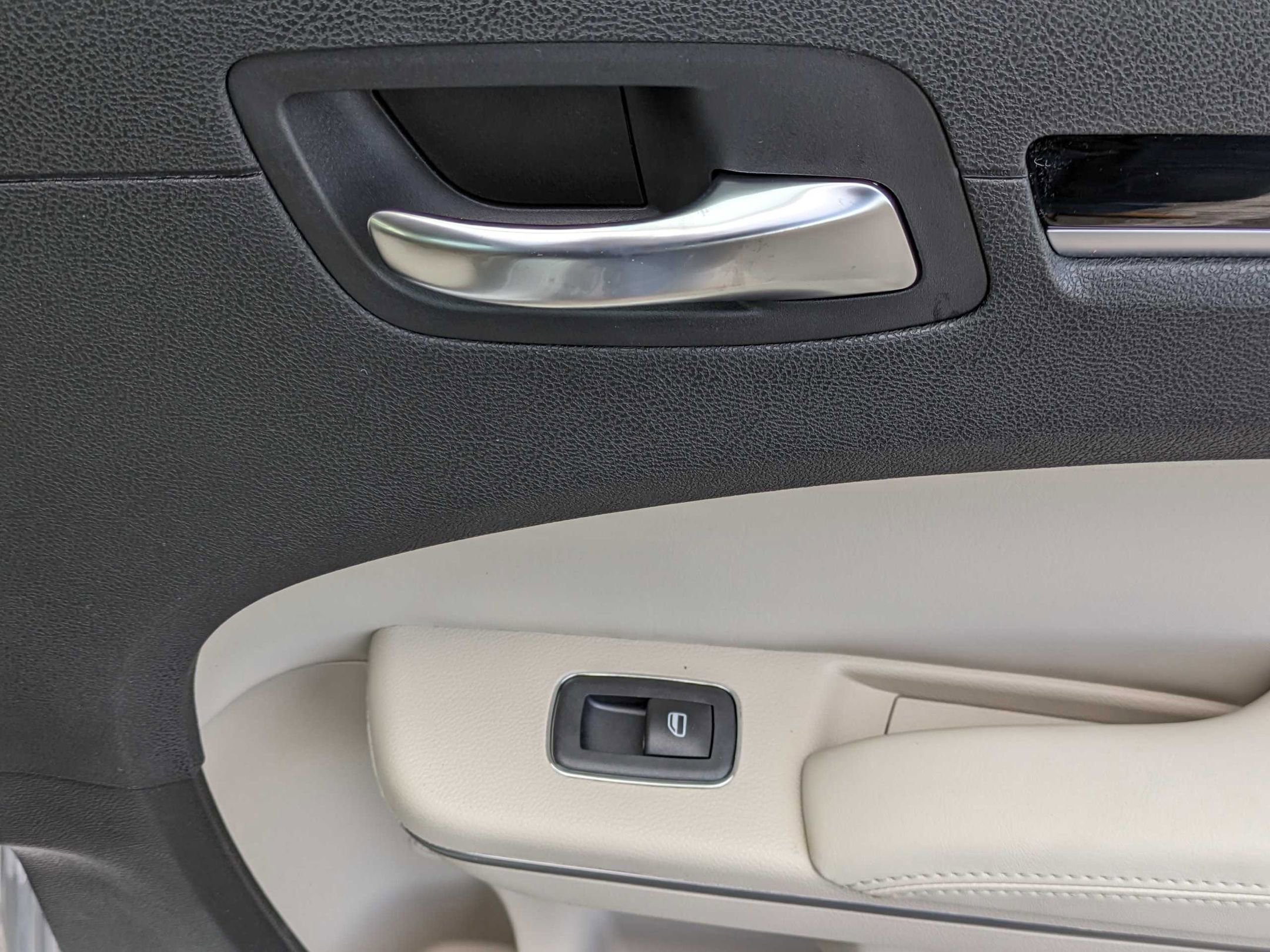 Used 2023 Chrysler 300 Touring w/ Sport Appearance Package image 33