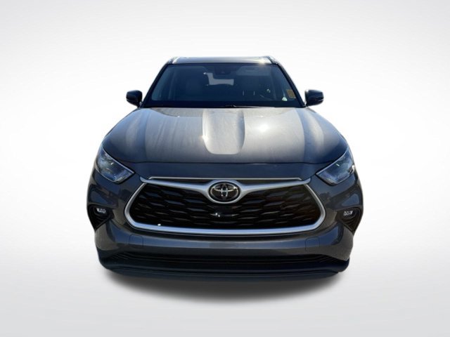 Used 2023 Toyota Highlander XLE FWD image 2