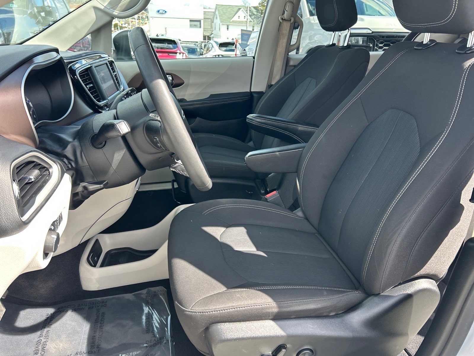 Used 2022 Chrysler Voyager LX image 10