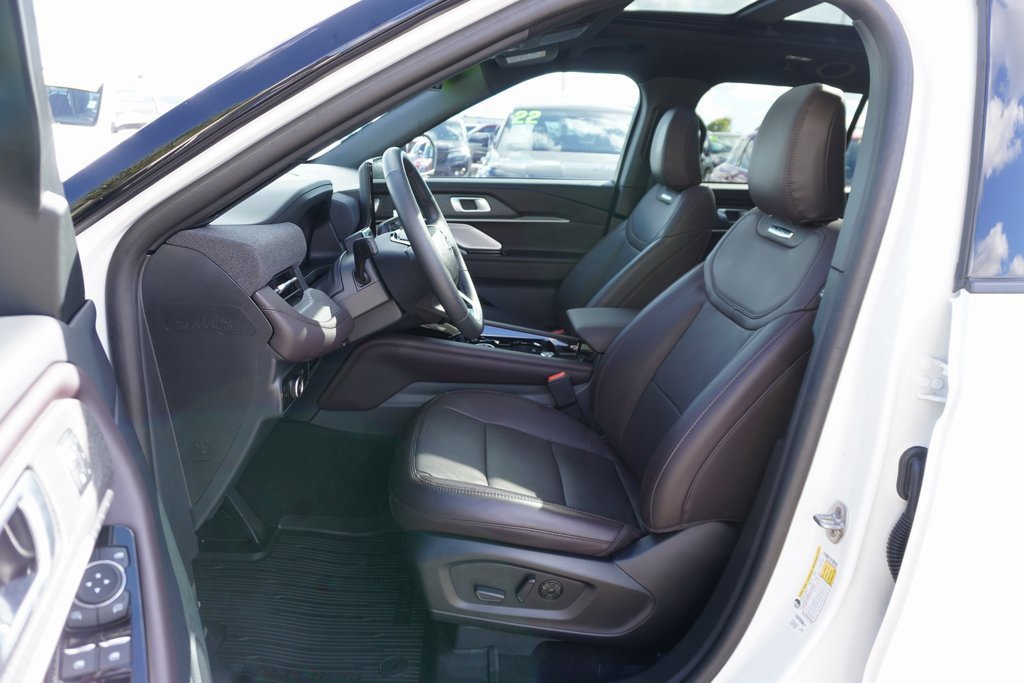 Certified 2025 Ford Explorer Platinum image 7
