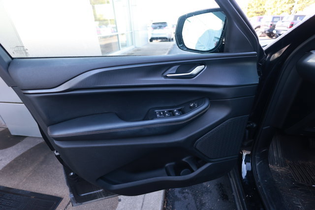 Used 2023 Jeep Grand Cherokee Altitude AWD/4WD image 13