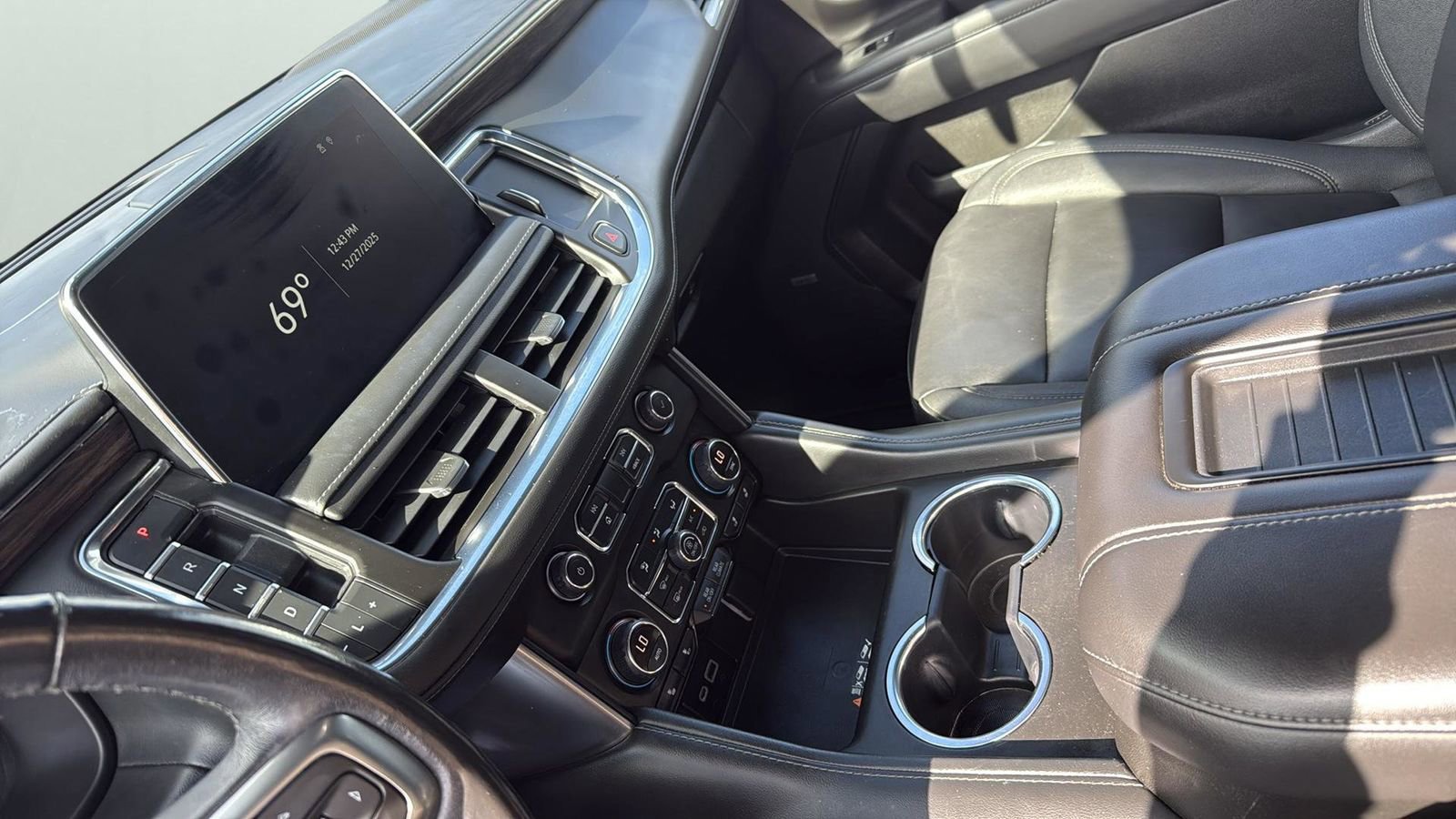 Used 2022 Chevrolet Suburban Z71 w/ Luxury Package image 19