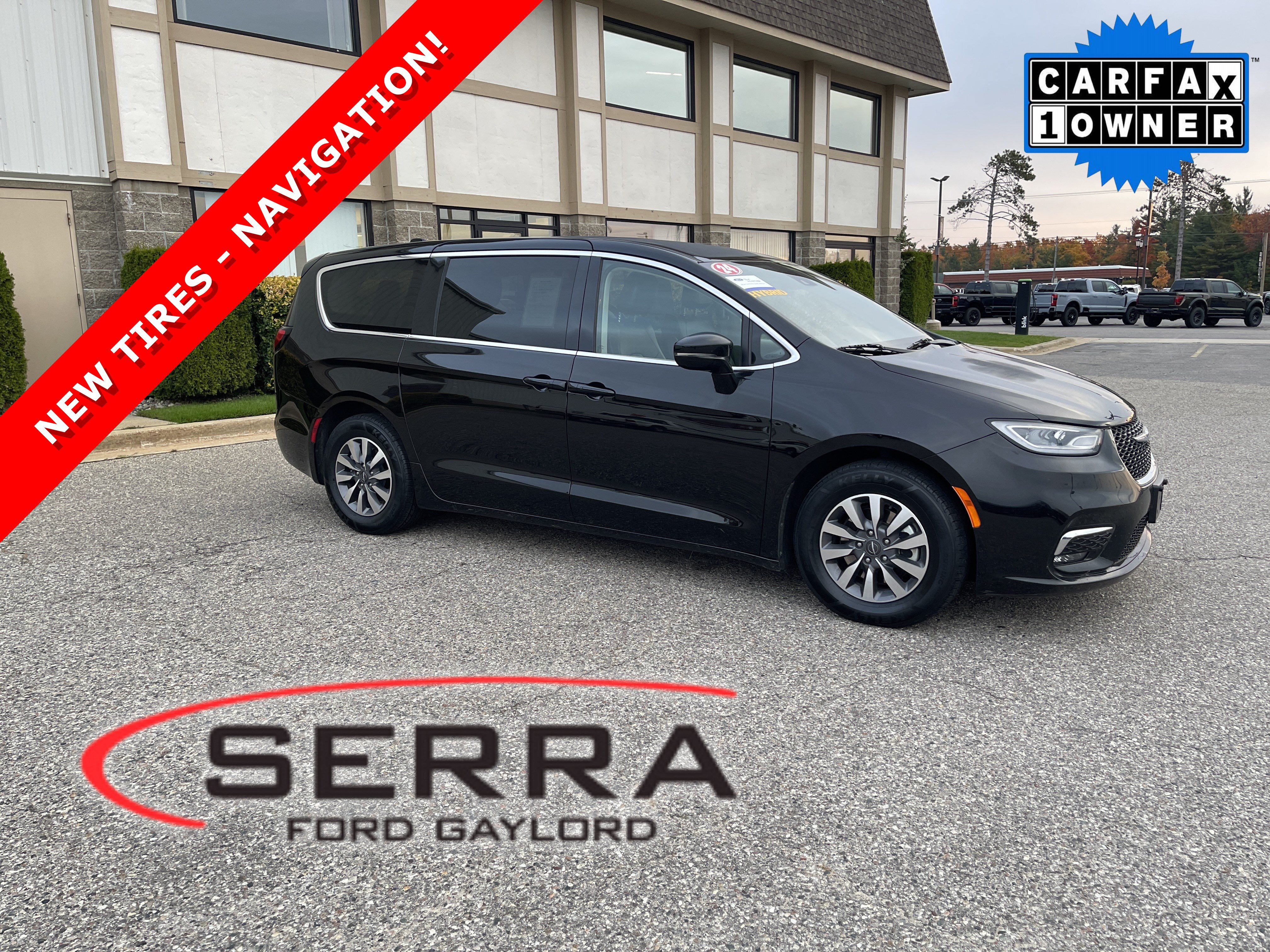 Used 2024 Chrysler Pacifica Limited FWD image 1