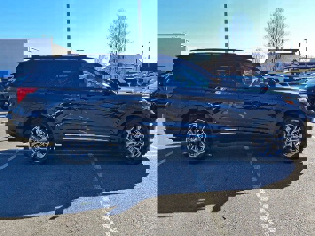 Certified 2022 Ford Explorer XLT w/ Equipment Group 202A image 11