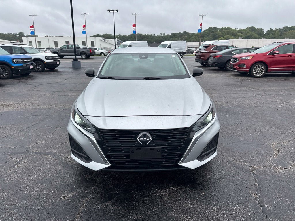 Used 2024 Nissan Altima 2.5 SV FWD image 2