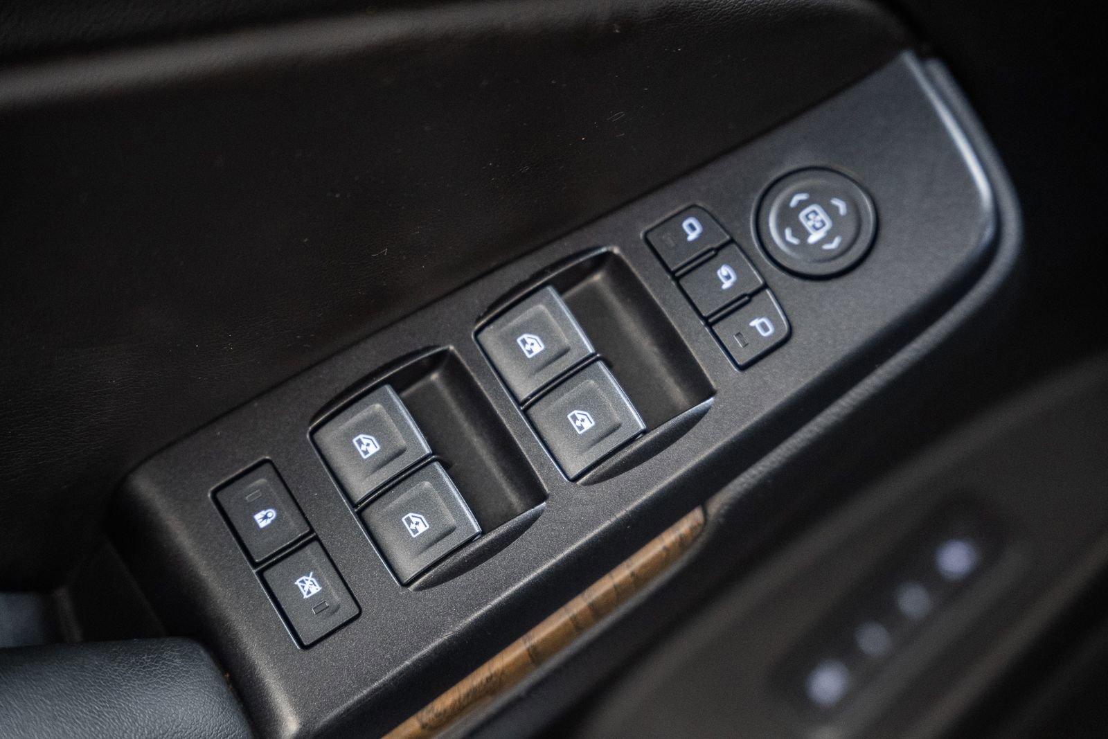 Used 2018 GMC Yukon Denali image 44