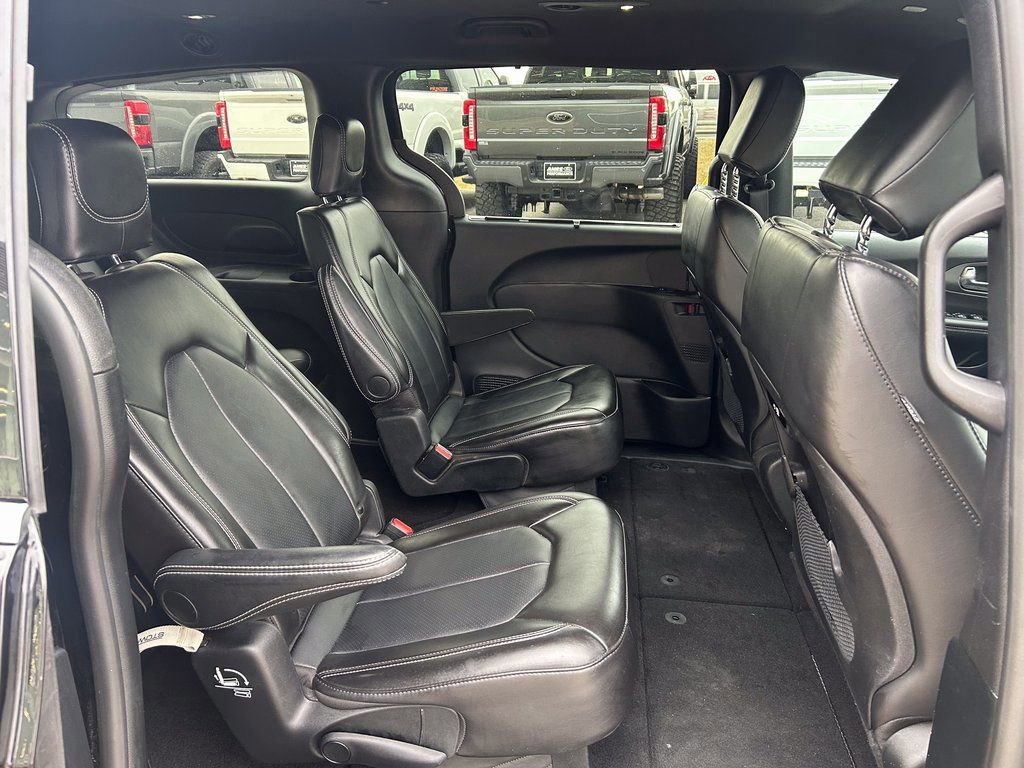 Used 2025 Chrysler Pacifica Select image 18