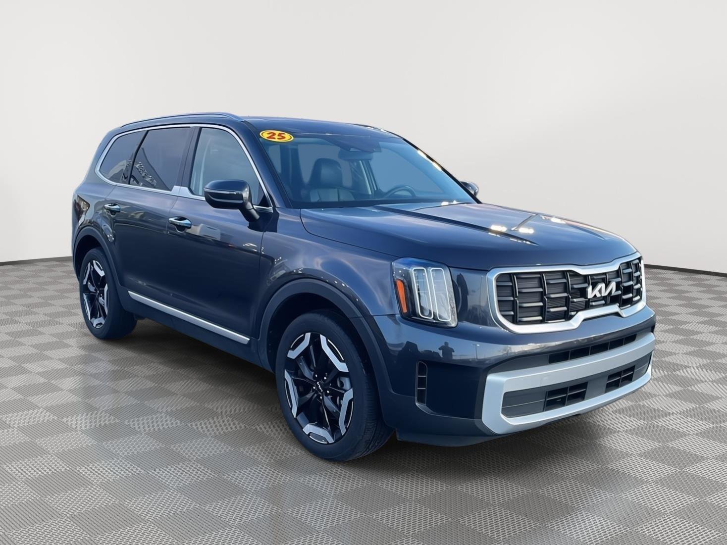 Used 2025 Kia Telluride S FWD image 3