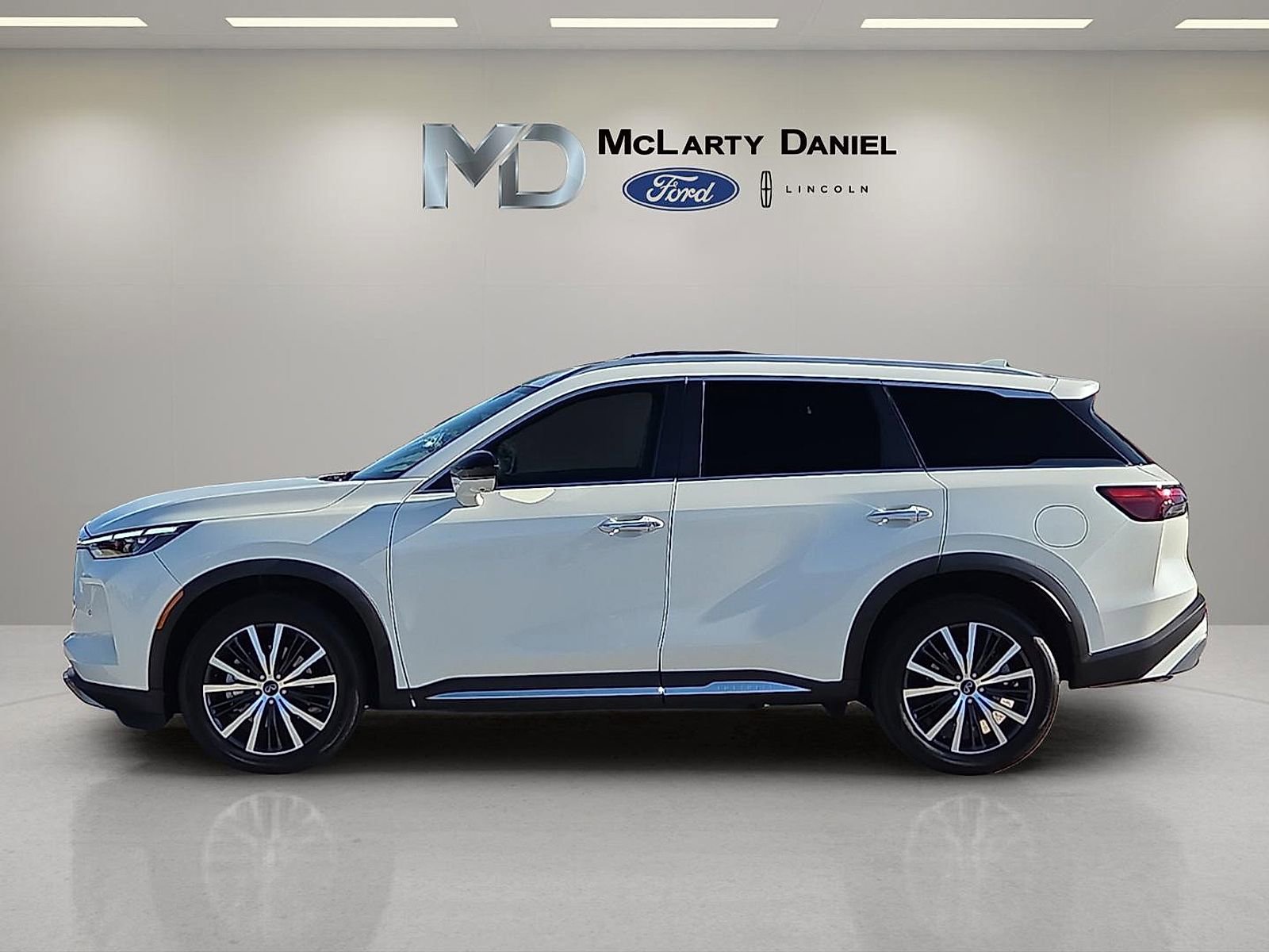 Used 2025 INFINITI QX60 Sensory w/ Vision Package AWD/4WD image 3