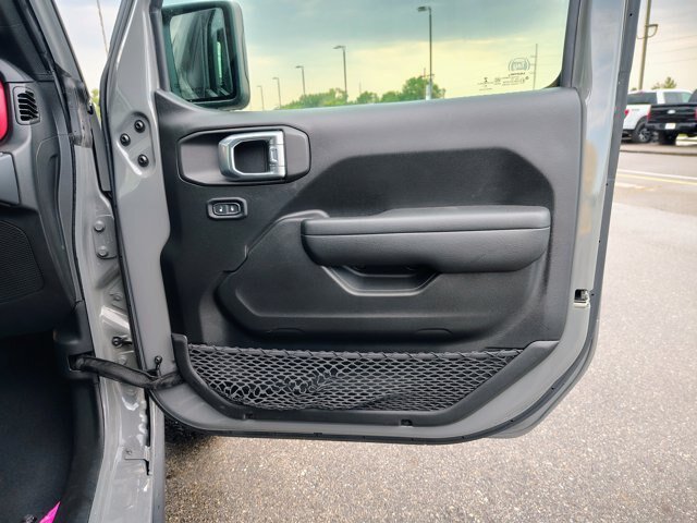 Used 2023 Jeep Wrangler Unlimited Rubicon w/ Cold Weather Group AWD/4WD image 14