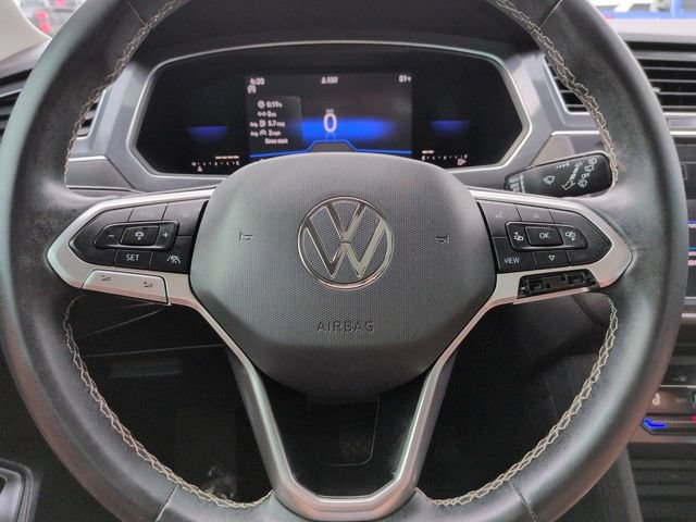 Used 2022 Volkswagen Tiguan SE w/ Panoramic Sunroof Package FWD image 30