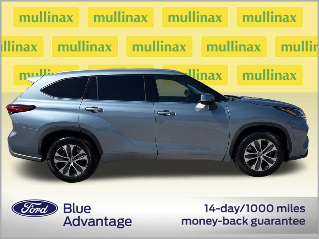 Used 2021 Toyota Highlander XLE FWD image 2