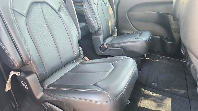 Used 2025 Chrysler Pacifica Select image 36