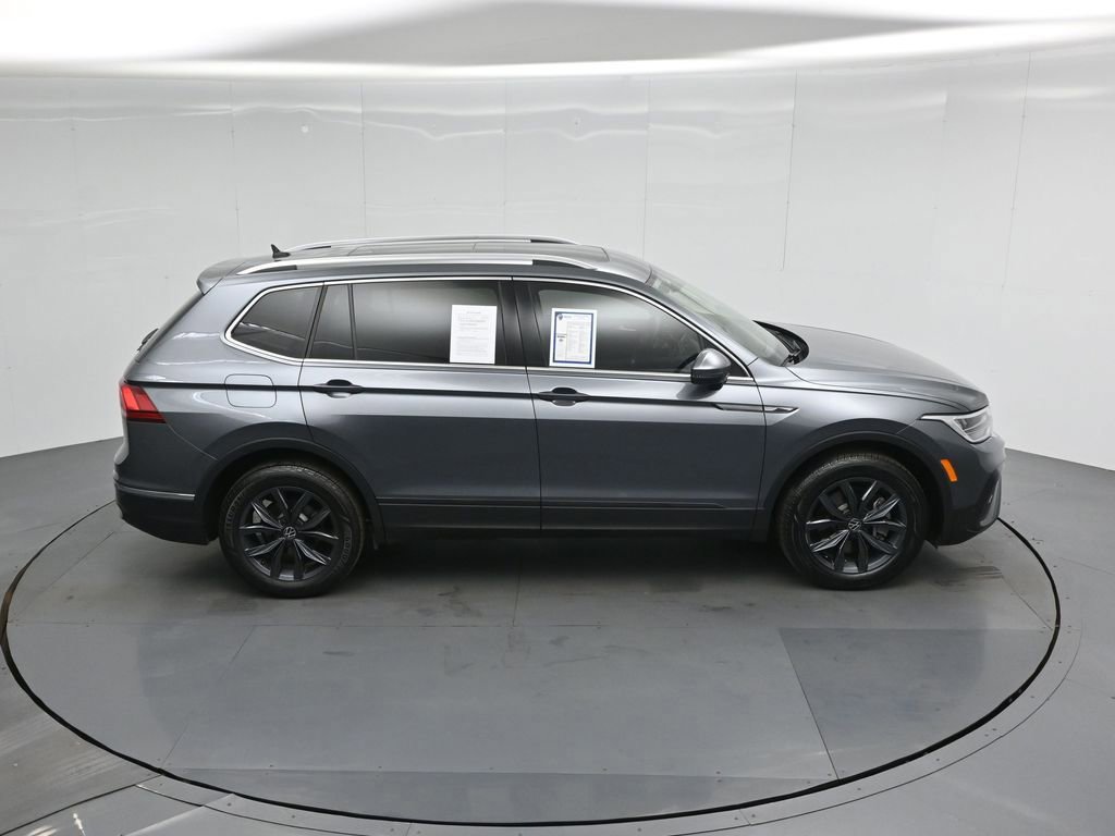 Used 2023 Volkswagen Tiguan SE w/ Panoramic Sunroof Package image 9