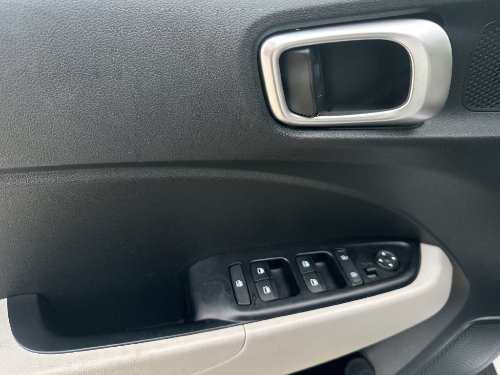 Used 2025 Hyundai Venue SEL FWD image 10