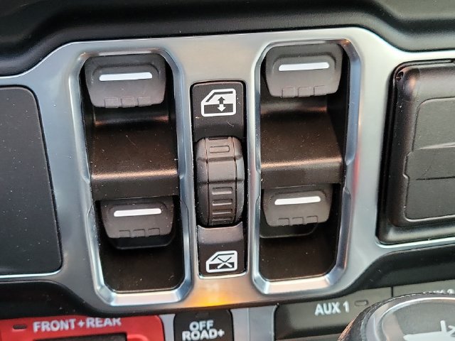 Used 2024 Jeep Wrangler Unlimited Rubicon w/ Dual Top Group AWD/4WD image 17