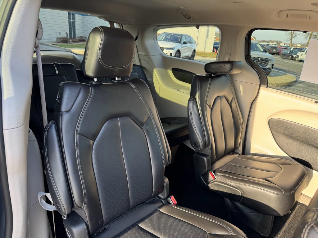 Used 2023 Chrysler Pacifica Touring-L image 17