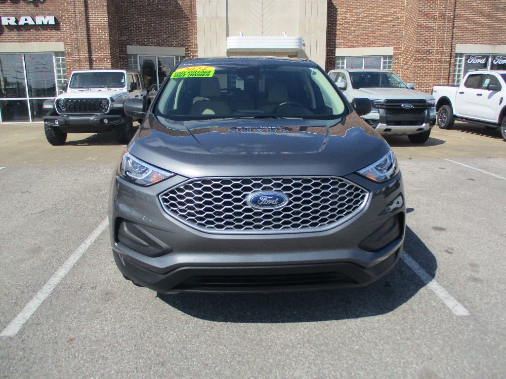Certified 2024 Ford Edge SE image 2