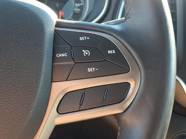 Used 2019 Jeep Cherokee Latitude Plus w/ Cold Weather Group AWD/4WD image 22