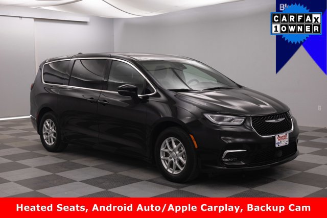 Used 2025 Chrysler Pacifica Select