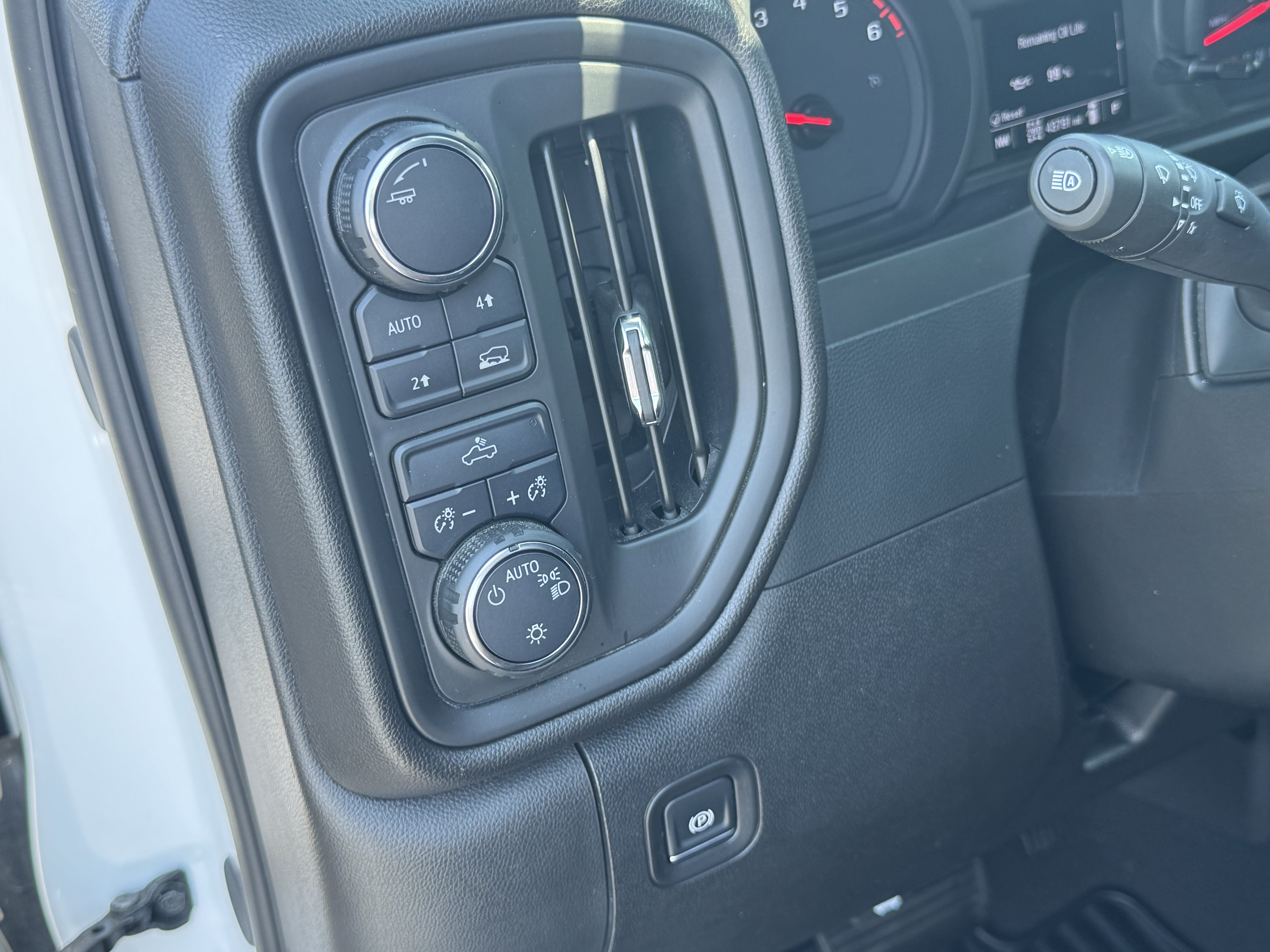 Used 2024 Chevrolet Silverado 1500 Custom AWD/4WD image 33