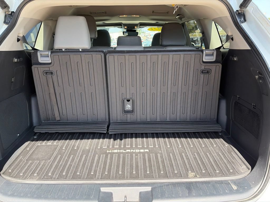 Used 2023 Toyota Highlander Limited FWD image 16