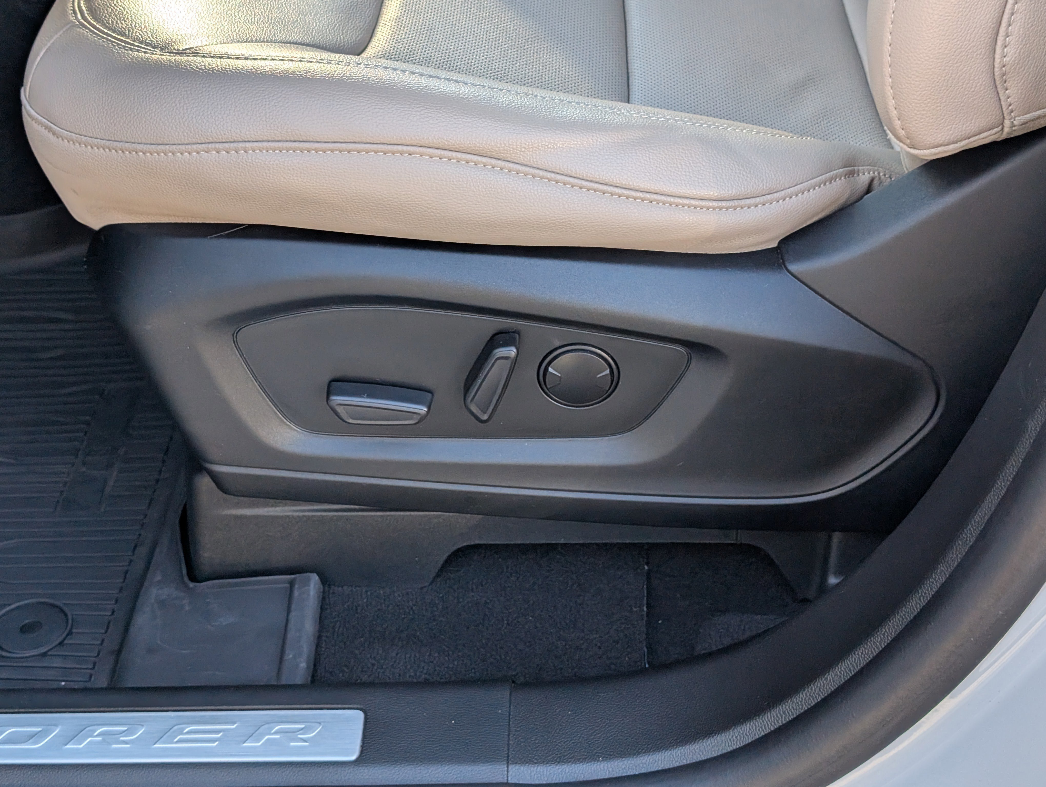 Certified 2023 Ford Explorer Limited w/ Limited Technology Package image 26