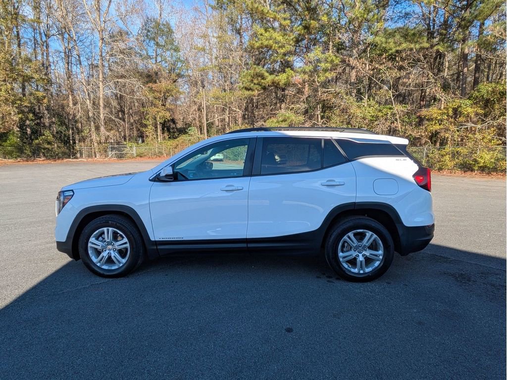 Used 2022 GMC Terrain SLE w/ Driver Convenience Package image 3