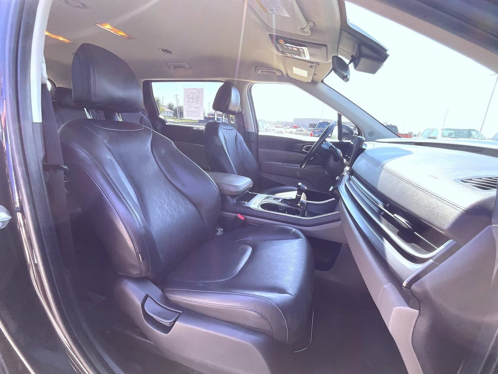 Used 2025 Kia Carnival FWD image 16