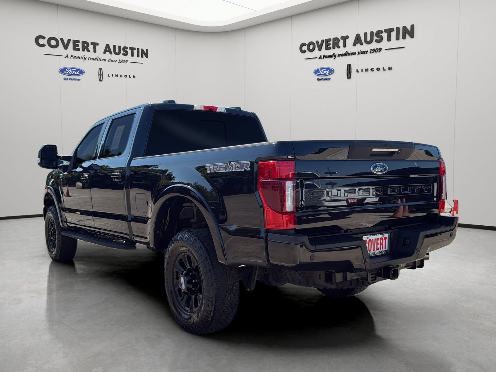 Certified 2022 Ford F250 Lariat w/ Tremor Off-Road Package AWD/4WD image 3