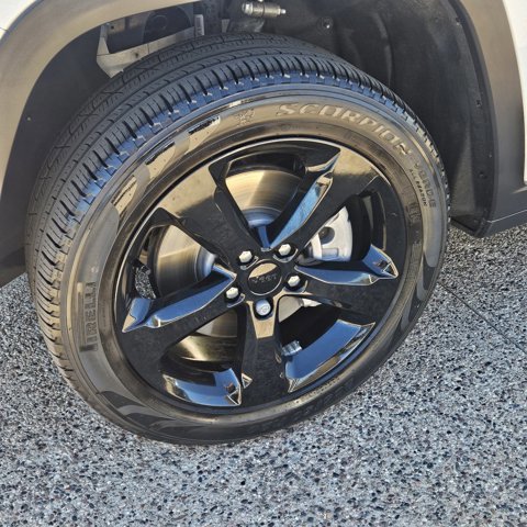 Used 2023 Jeep Grand Cherokee L Limited w/ Black Appearance Package image 9