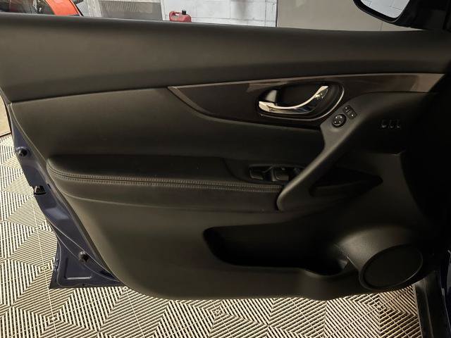 Used 2019 Nissan Rogue SV w/ Premium Package FWD image 13