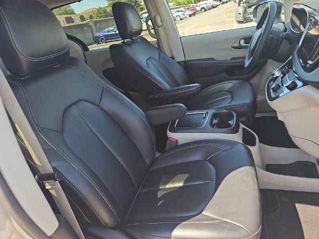 Used 2024 Chrysler Pacifica Touring-L FWD image 10