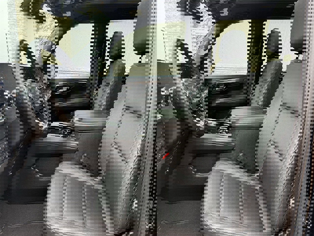 Used 2025 Chevrolet Suburban Z71 w/ Comfort Package image 25