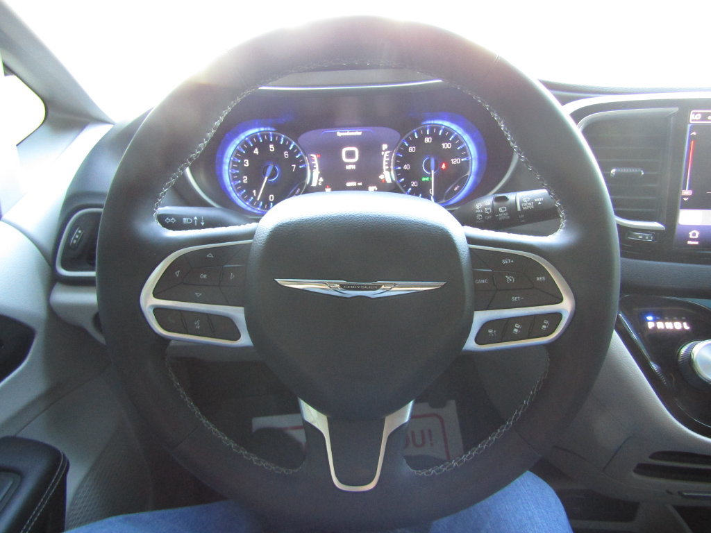 Used 2023 Chrysler Pacifica Touring-L FWD image 25